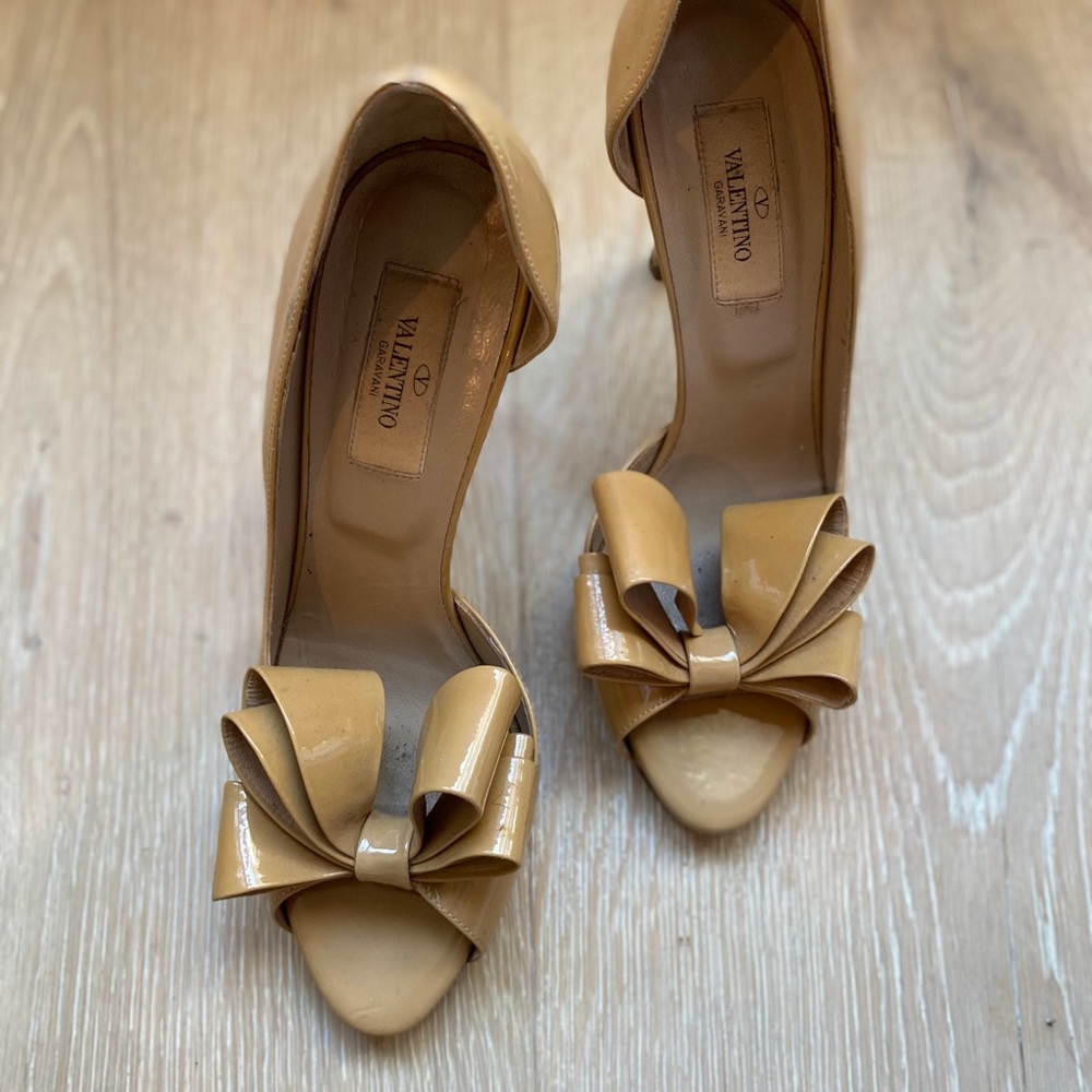 Valentino nude patent leather pumps / sandals